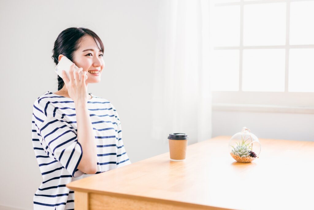 問合せをする女性